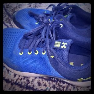 Boys size 3.5 UA sneakers